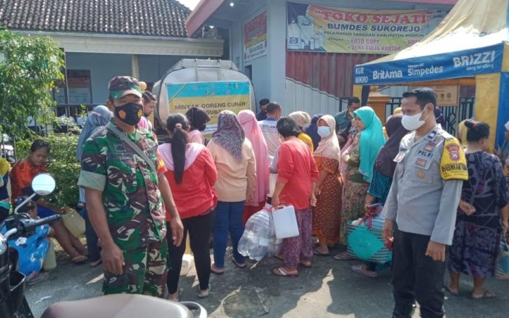 Pastikan aman dan lancar pasar murah minyak goreng curah di kantor desa Sukorejo. Rabu (11/05/2022)di 