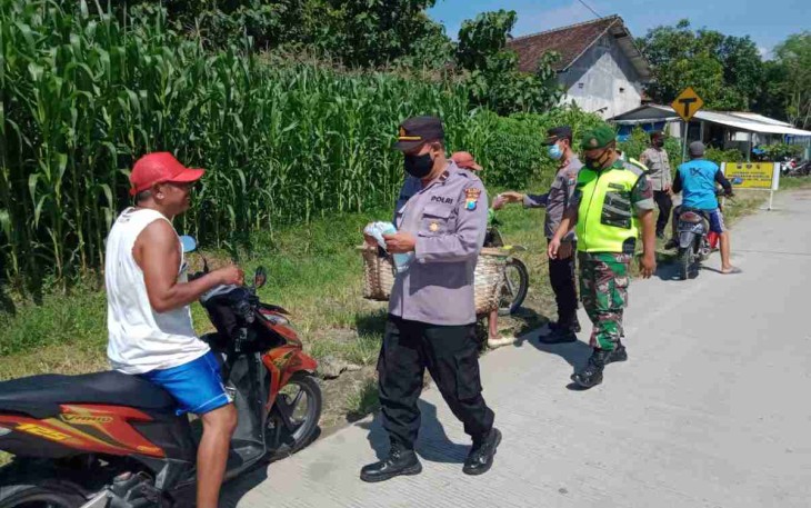Serma Subagyo himbau warga gunakan masker di kecamatan Pitu. Rabu (11/05/2022)