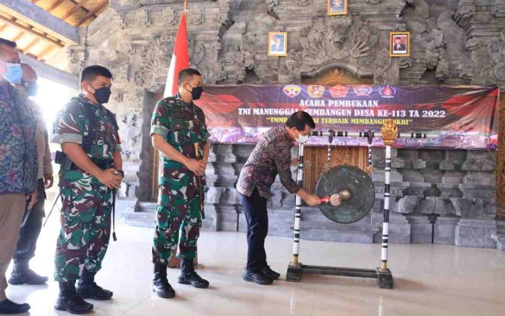 Pemukulan gong Bupati Klungkung resmikan TMMD ke 113 Kodim 1610/Klungkung. Rabu (11/05/2022)