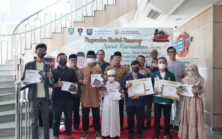 Foto bersama Gubernur Rohidin, usai menyerahkan hadiah Spirit Ramadhan II, di Graha Pena RB, Kamis (12/5/2022)
