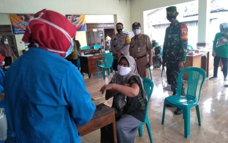 Sertu Sugeng dampingi warga binaannya vaksinasi. Kamis (12/05/2022)