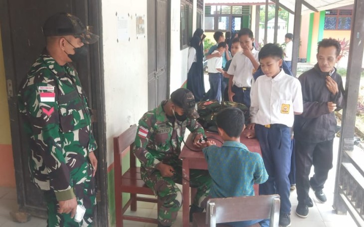 Pelayanan kesehatan satgas yonif mekanis 643/Wns di perbatasan. Kamis (12/05/2022)