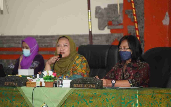 Ny. Helmy Choirul Anam saat memberikan arahan ke anggota persit. Kamis (12/05/2022)