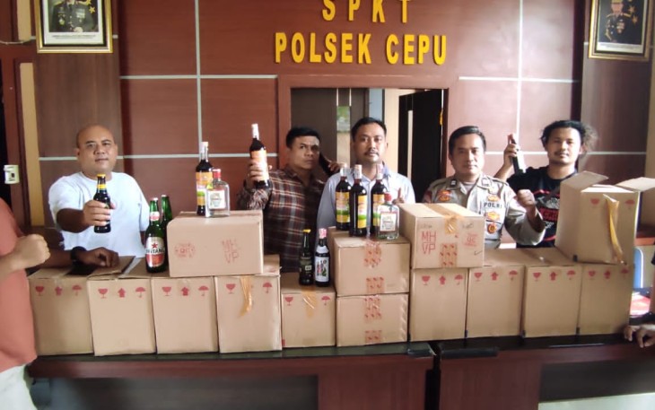 Barang bukti ratusan botol miras berbagai merek diamankan di markas Polisi sektor Cepu, dari cafe dan warung