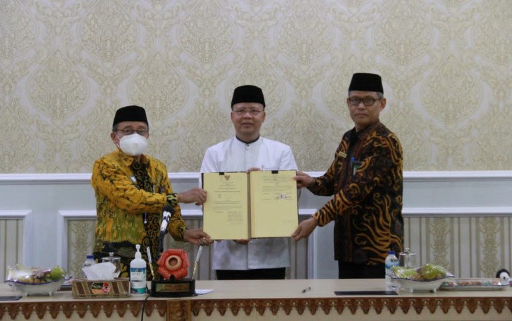 Gubernur Bengkulu Rohidin Mersyah bersama Ketua Pengadilan Agama Bengkulu dan Kakanwil Kemenag Provinsi Bengkulu melakukan penandatanganan Nota Kesepahaman Pertukaran data dan informasi terkait perceraian di kalangan ASN