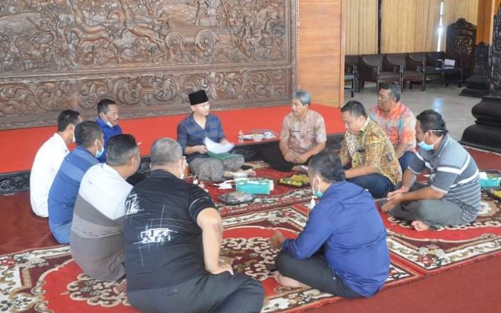 Bupati Trenggalek, Mochamad Nur Arifin, saat menerima warga Nelayan, Kecamatan Watulimo, dalam kegiatan Sonjo Pendopo, Jum'at (13/5/2022).