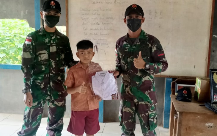 Riang gembira siswa menerima baju seragam dan alat tulis. Jum'at (13/05/2022)