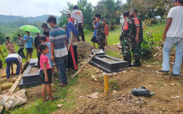 Satgas TMMD ke-113 Kodim Purwakarta saat Hadiri Pemakaman Warga Penerima Rutilahu yang Meninggal Karena Sakit