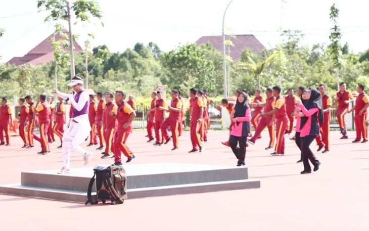Personel Polres Bintan dan Bhayangkari saat senam aerobik di halaman Mapolres Bintan, Sabtu (14/5/2022)