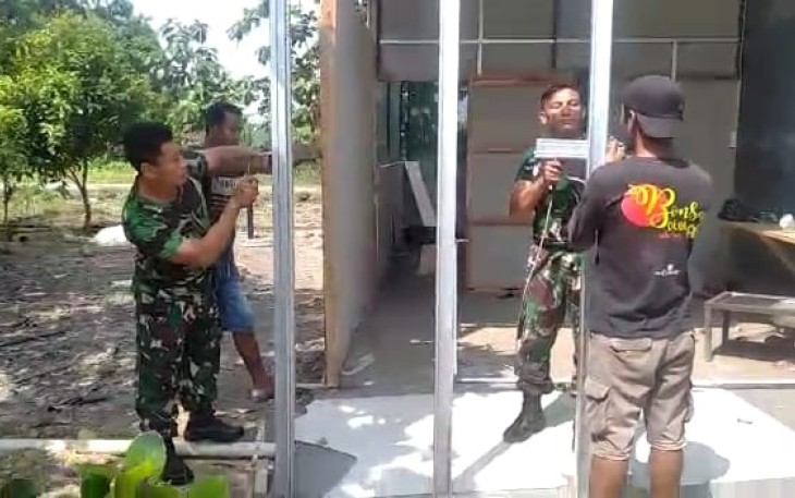 Serma Basori bantu warga bangun rumah diwilayah binaan. Sabtu (14/05/2022)