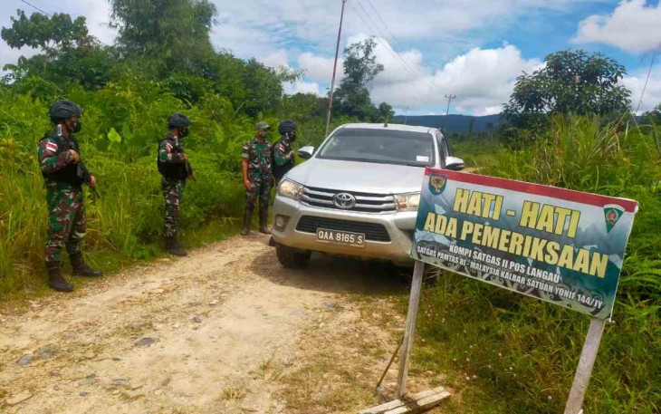 Kendaraan R4 tak luput dari pemeriksaan satgas Yonif 144/JY. Sabtu (14/05/2022)