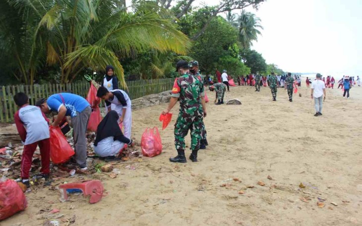 Bersihkan pinggir pantai bersama siswa sekolah. Jum'at (13/05/2022)