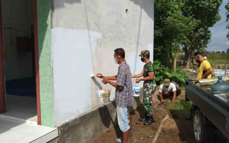 Gotong royong bersama warga mengecat dinding musholla. Sabtu (14/05/2022)