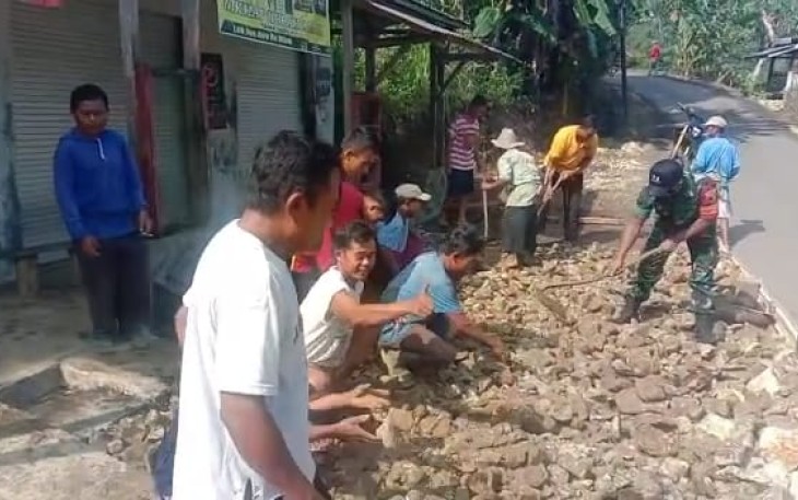 Berjibaku bantu warga binaan mengecor halaman rumah. Sabtu (14/05/2022)