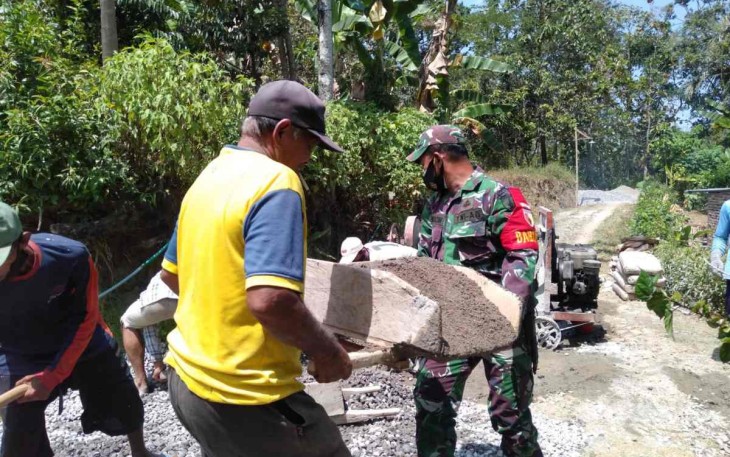 Kopda Nanang berjibaku bersama warga perbaiki jalan rusak. Minggu (15/05/2022)