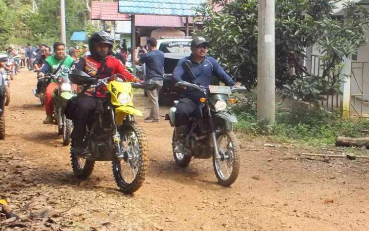 Gunakan Trail Dandim (kaos biru) survey lokasi karya bakti. Minggu (15/05/2022)