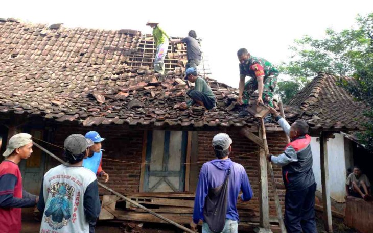 Berjibaku menaikkan genteng rumah warga binaan. Senin (16/05/2022)