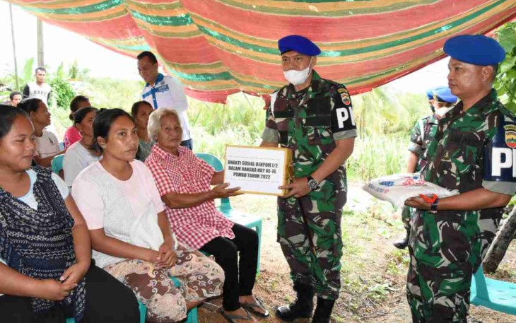 Dandenpom 1/2 Sibolga saat memberikan sembako ke warga di desa Aek Garut. Senin (16/05/2022)