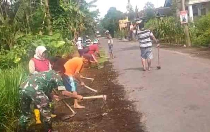 Babinsa bersama warga kerja bakti pembersihan lingkungan