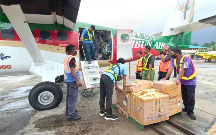 Gunakan pesawat terbang pengiriman alat medis ke Yahukimo. Senin (16/05/2022)