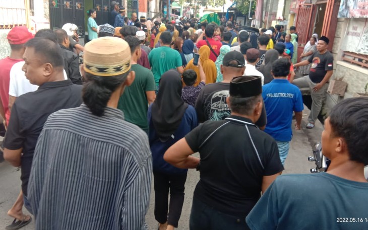 Ratusan warga mengiringi pemakaman Arfandi. Senin (16/05/2022)