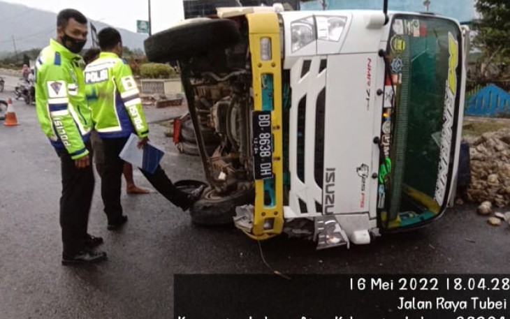 Laka lantas, mobil terbalik bermuatan karet kering, di Kelurahan Tanjung Agung, Senin (16/5/2022)
