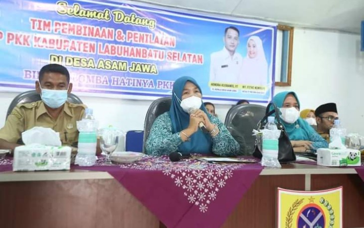 Pembinaan hatinya PKK di Desa Asam Jawa, oleh Ketua TP-PKK Labusel, Selasa (17/5/2022)