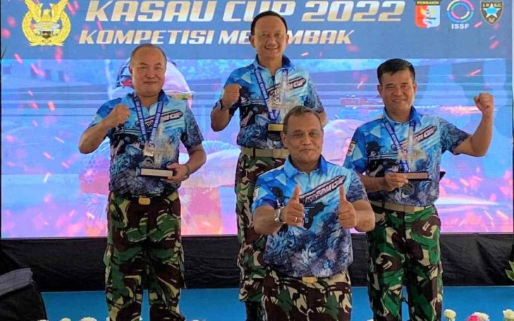 Pangkoopsud I (tengah belakang) menjadi juara I pistol 20 meter. Selasa (17/05/2022)