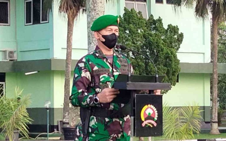 Kasrem 071/WK saat memberikan amanat Kasad dalam upacara 17-an. Selasa (17/05/2022)