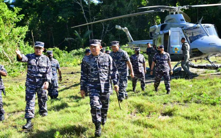 Pangkoarmada III (depan) kunjungi prajuritnya di perbatasan negara Paling. Selasa (17/05/2022)