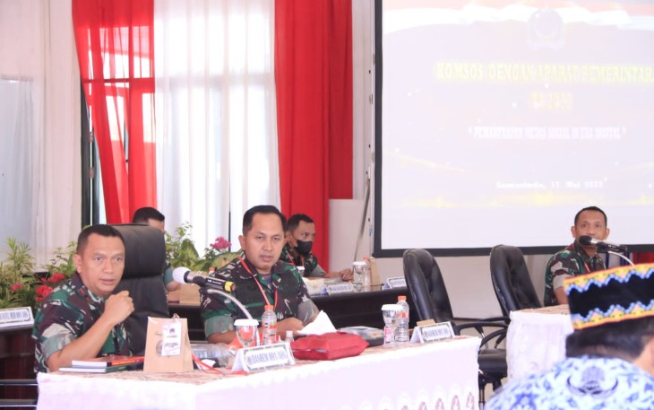 Kasrem 091/ASN saat memberikan paparan dalam komsos bersama Pemda dan Pemkot Samarinda di Makorem. Selasa (17/05/2022)