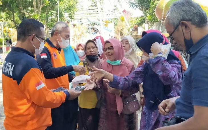 Pembagian masker oleh BPBD Jatim, Senin (16/5/2022)