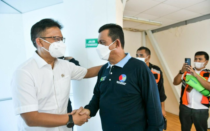 Gubernur Kepri, H.Ansar Ahmad, saat menyambut kedatangan Menkes RI