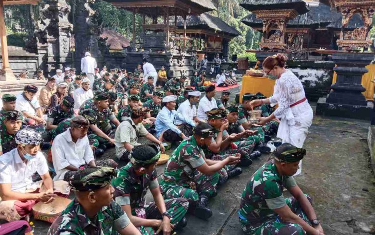 Tradisi Matur Piuning jelang HUT Kodam Udayana di pura Mangening Tampaksiring. Rabu (18/05/2022) 