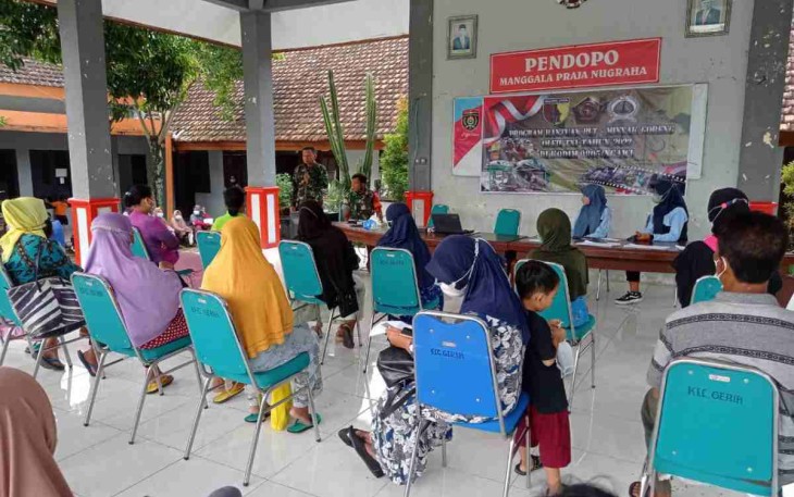 Pembagian BLT minyak goreng di kecamatan Gerih. Jum'at (20/05/2022)