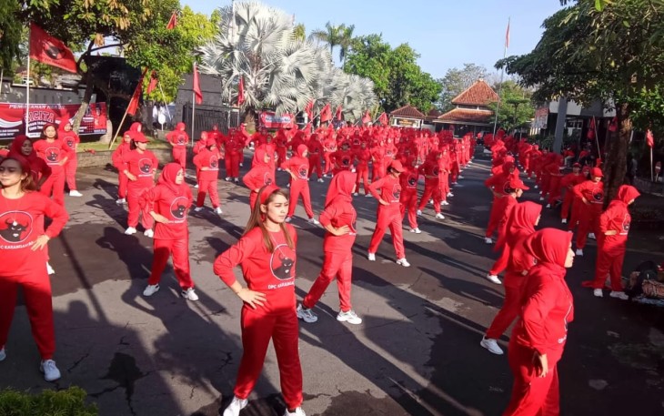 Ratusan kader dan simpatisan PDI Perjuangan mengikuti senam Sicita, di halaman gedung DPRD Kabupaten Karanganyar, Jumat (20/5/2022) pagi.