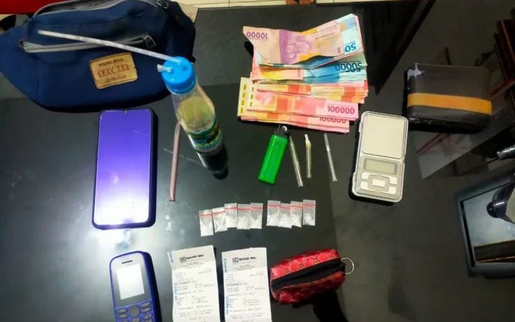 Barang bukti yang diamankan petugas, saat razia narkoba, Jumat (20/5/2022) malam.