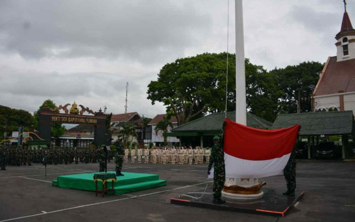 Upacara hari senin di halaman Makorem 073/Mkt