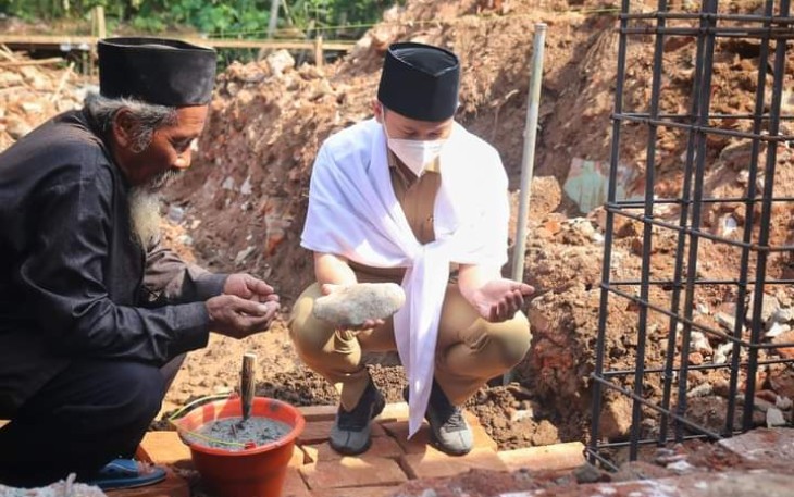 Bupati Trenggalek, Mochamad Nur Arifin, saat peletakan batu pertama Masjid Jama'atul Burdah, Desa Prambon, Kecamatan Tugu, Kabupaten Trenggalek, Senin (23/5/2022).