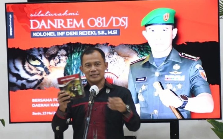Danrem 081/DSJ saat menerangkan susu serdadu