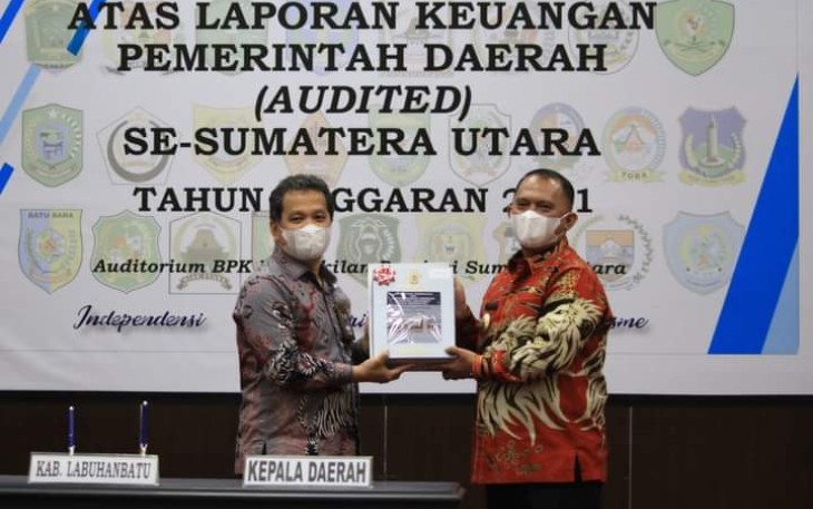 BPK RI perwakilan Provinsi Sumatera Utara saat menyerahkan Laporan Hasil Pemeriksaan atas laporan keuangan Pemkab Labuhanbatu TA 2021, Selasa (24/5/2022).