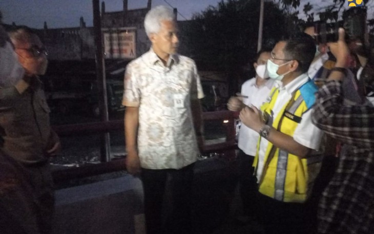 Ganjar Pranowo saat menerima pemaparan penanganan pasca banjir rob