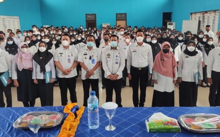 Penyerahan 233 SK Calon Pegawai Negeri Sipil (CPNS) dan Pegawai Pemerintah Dengan Perjanjian Kinerja (PPPK) di Lingkungan Pemerintah Kabupaten Pesisir Barat Formasi Tahun 2021, di GSG Selalaw, Labuhan Jukung, Rabu (25/05/2022).