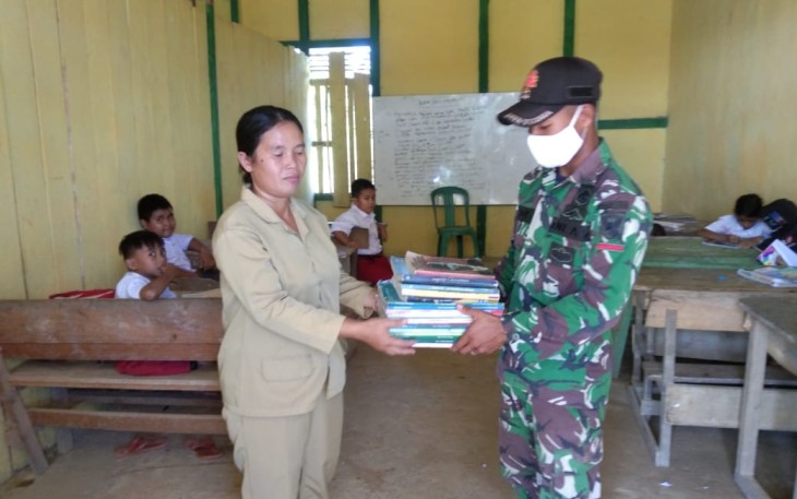Bantuan pendidikan satgas Yonif 144/JY