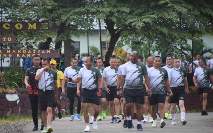 Pangdam olahraga bersama peserta apel dansat Kodam Kasuari 