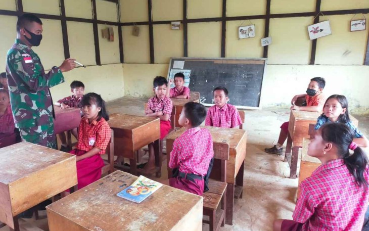 Riang gembira siswa saat belajar bahasa Inggris 