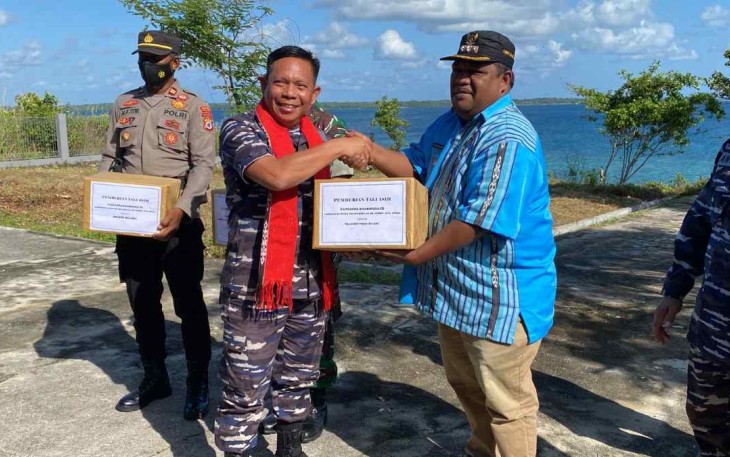 Pangkoarmada III saat memberikan bingkisan di pulau Selaru