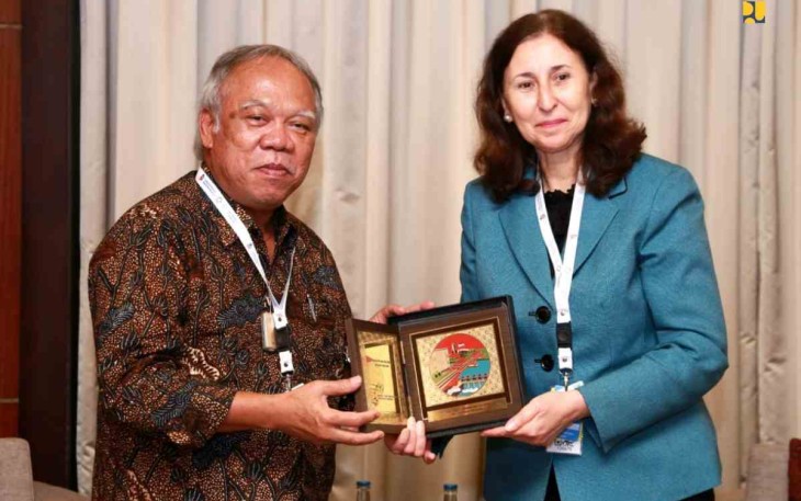 Menteri Basuki saat memberikan cenderamata menteri peralatan dan perumahan Tunisia Sara Zafrani Zenzeri