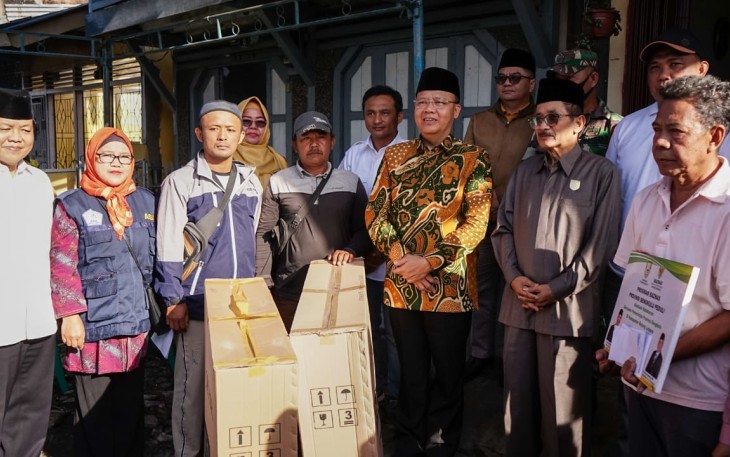Gubernur Bengkulu, Rohidin Mersyah, saat menyerahkan bantuan sosial kepada keluarga korban kebakaran, Jumat (27/5/2022).