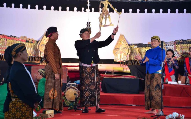 Kasal membuka pagelaran wayang kulit semalam suntuk di gedung serbaguna Kodiklatal Surabaya 